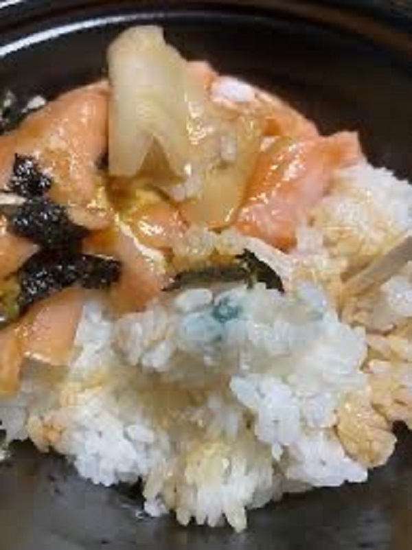 Twitterで拡散された、とろサーモン丼のご飯が変色した画像1111.jpg