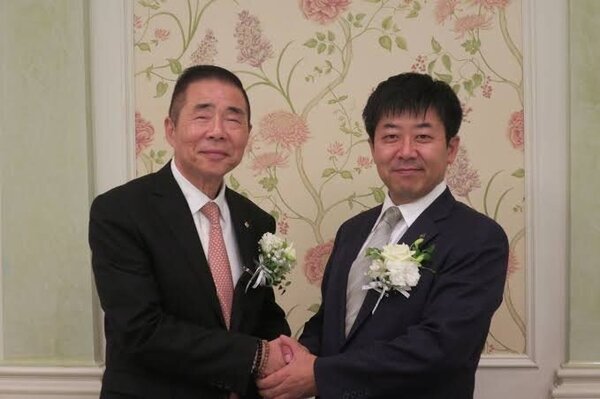 甲羅の前社長・鈴木雅貴氏（右）、創業者・勇一氏（左）.jpg