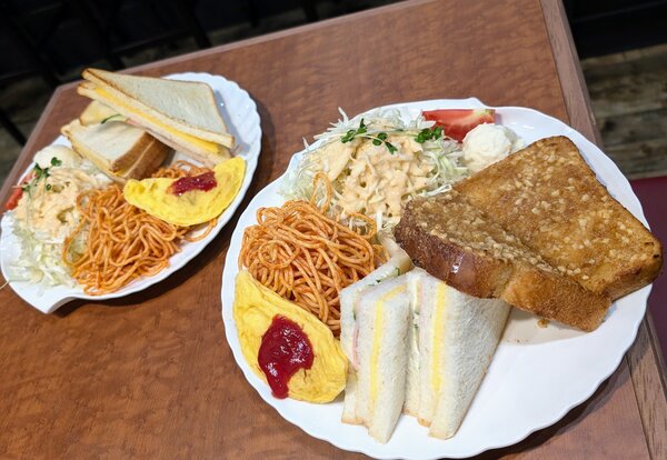 カフェ・ド・ムッシュ トビラ＆6.jpg