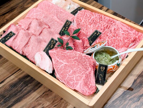 和牛焼肉 日高商店トビラ＆16.jpg