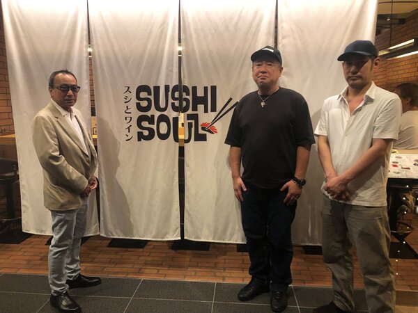 楊社長(右)とByストリートのスタッフ2.jpg