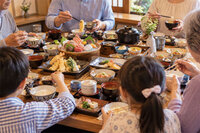 世帯消費は減るのに外食だけ増加、シニア需要が数字を押し上げる